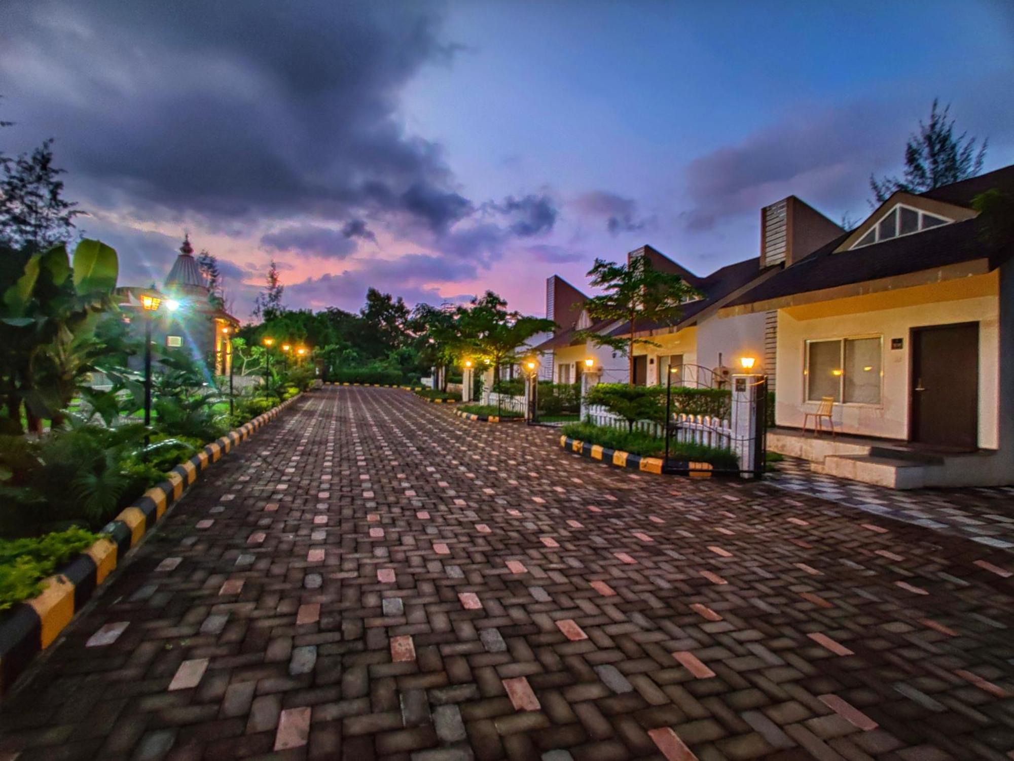 Pushpam Sanskruti Resort Karjat - A Pure Veg Resort Dhamni Buitenkant foto