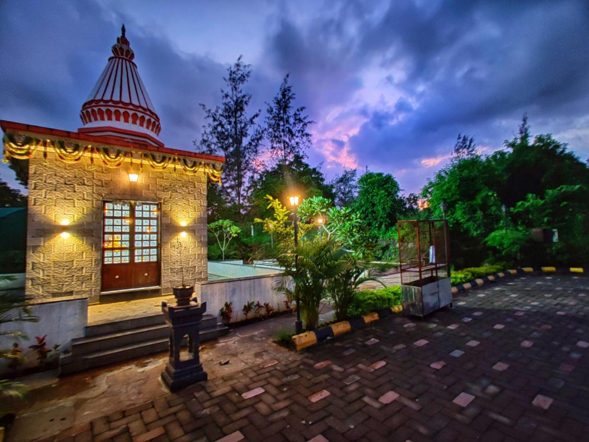 Pushpam Sanskruti Resort Karjat - A Pure Veg Resort Dhamni Buitenkant foto