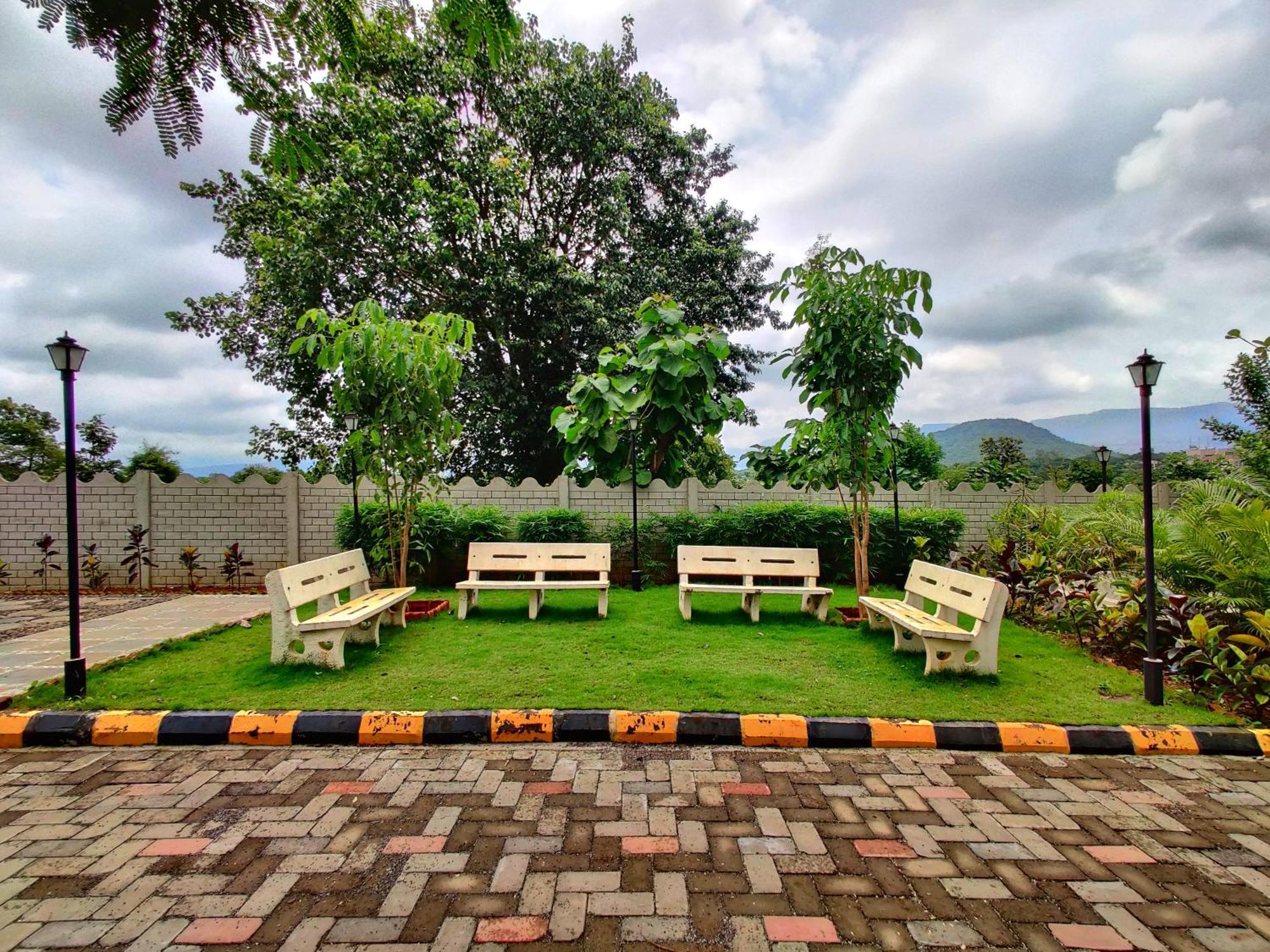 Pushpam Sanskruti Resort Karjat - A Pure Veg Resort Dhamni Buitenkant foto