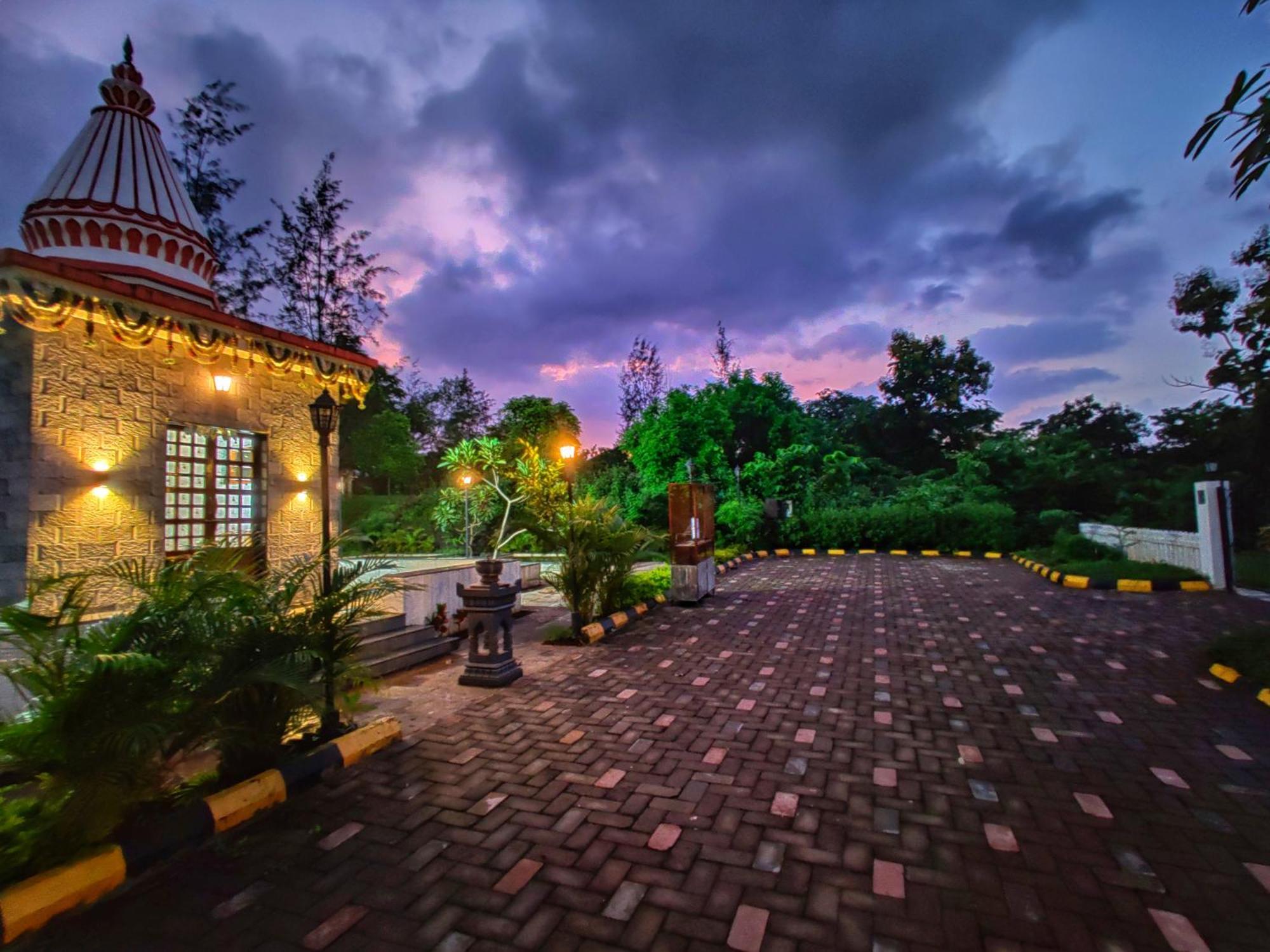 Pushpam Sanskruti Resort Karjat - A Pure Veg Resort Dhamni Buitenkant foto