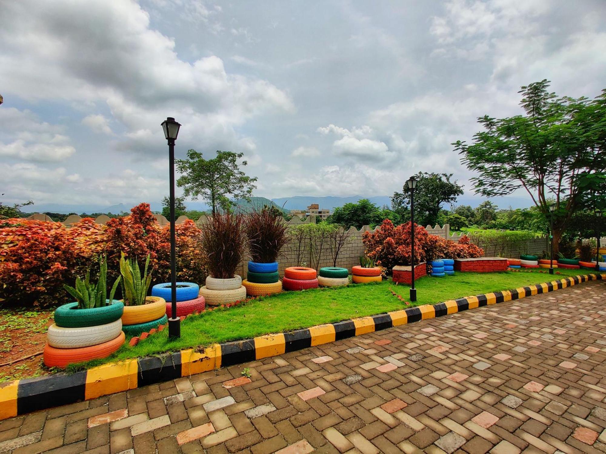Pushpam Sanskruti Resort Karjat - A Pure Veg Resort Dhamni Buitenkant foto